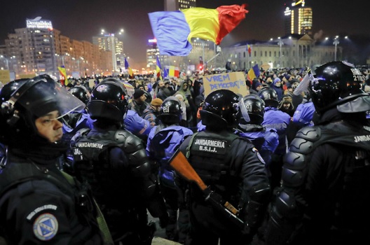 Македонските граѓани ги замолија Романците да протестираат потивко, зашто им пречи вревата